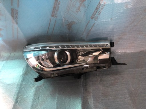 FAR DESNA STRANA TOYOTA HILUX VIII LED NR.00