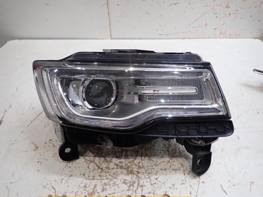 LAMPA FAR PREDNJI DESNI JEEP CHEROKEE WK2 2014 BI-XENON ZAKRETNI