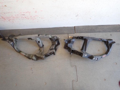 NOSAČ LAMPE FAROVI DESNI MITSUBISHI COLT 2004-2012 MN105060