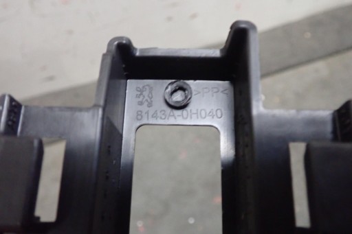 DRŽAČ NOSAČ LAMPE FAROVI LED DESNA  LIJEVA PEUGEOT 108 2014- 8143A-0H040