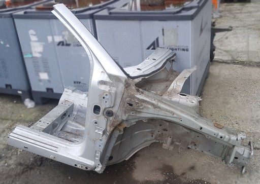 ČETVRTINA DESNA STRANA PREDNJA VOLVO V50 S40 II 426-26