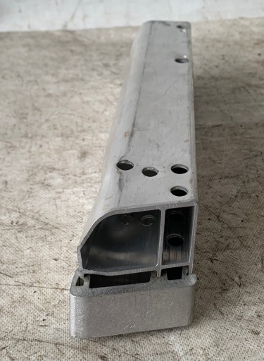 NOSAČ LIJEVA STRANA ZADNJI AUDI A4 B8 8K0807331E