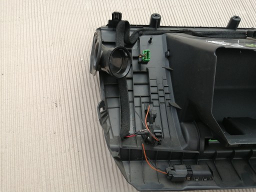PRETINAC SUVOZAČA KONZOLA POKLOPAC VOLVO V50 S40 II C30 8626141
