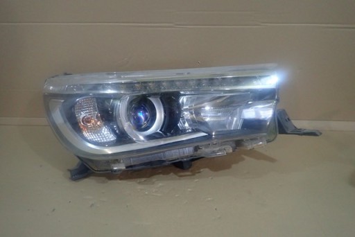 LAMPA FAR DESNA STRANA TOYOTA HILUX VIII LED 2015-
