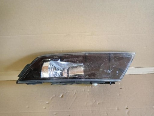 DESNA STRANA PREDNJA MAGLENKA SKODA SUPERB III 3 3V 15-18R