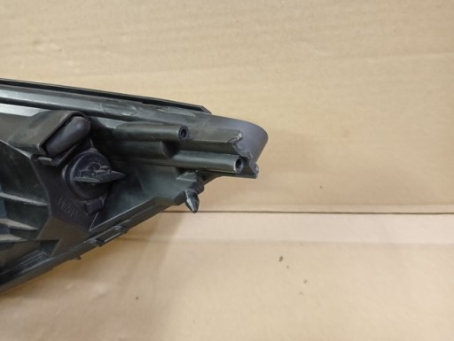 LAMPA FAR DESNA STRANA KIA VENGA 10-