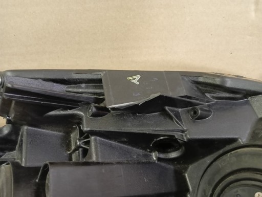 LAMPA FAR LIJEVA STRANA LEČA TOYOTA PRIUS III 3 REDIZAJN 12-15R