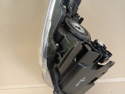 LAMPA FAR LIJEVA STRANA LEČA TOYOTA PRIUS III 3 REDIZAJN 12-15R