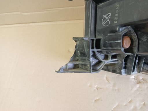 LAMPA FAR DESNA STRANA TOYOTA HILUX VIII 8 REDIZAJN 20-