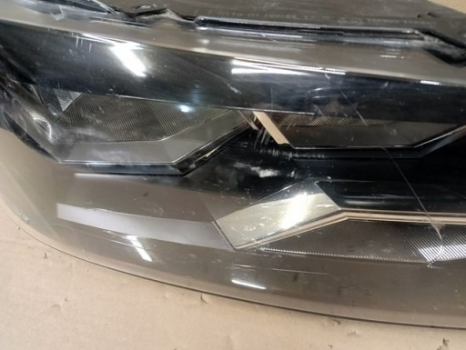 LAMPA FAR DESNA STRANA VW POLO 2G 17-