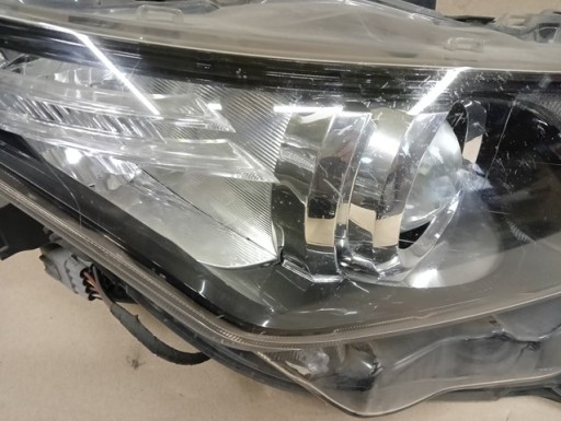 LAMPA FAR DESNA STRANA LED TOYOTA AURIS II 2 REDIZAJN 15-