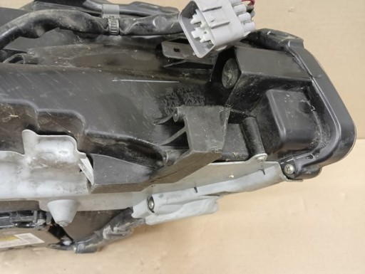 LAMPA FAR LIJEVA STRANA BI XENON ZAKRETNI TOYOTA AVENSIS T27 04-11R