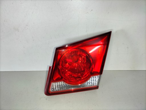 LAMPA FAR ZADNJA  ZADNJI DESNA STRANA CHEVROLET CRUZE 09- LIMUZINA / SEDAN UNUTARNJE NA GEPEKA