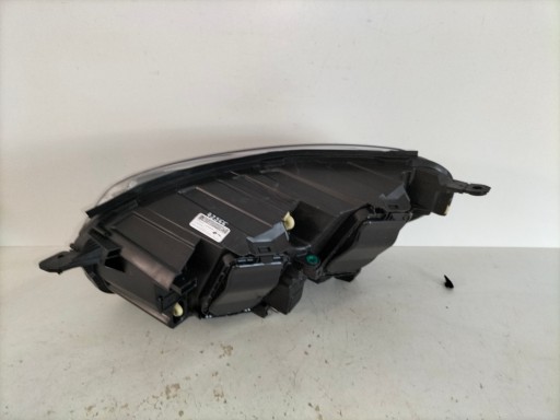 LAMPA FAR PREDNJA DESNA STRANA OPEL ZAFIRA D 19- VIVARO C XENON