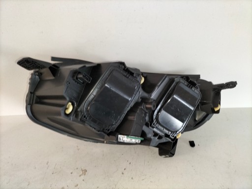 LAMPA FAR PREDNJA DESNA STRANA OPEL ZAFIRA D 19- VIVARO C XENON