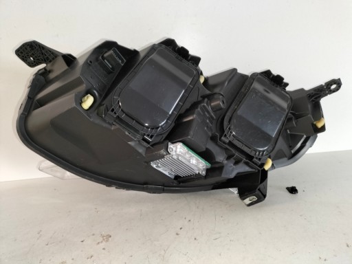 LAMPA FAR PREDNJA DESNA STRANA OPEL ZAFIRA D 19- VIVARO C XENON