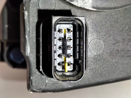 LAMPA FAR PREDNJA DESNA STRANA PEUGEOT 2008 13-16