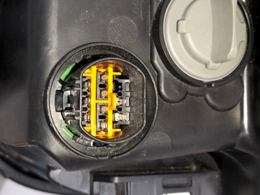 LAMPA FAR PREDNJA DESNA STRANA HYUNDAI IX35 REDIZAJN 13- XENON