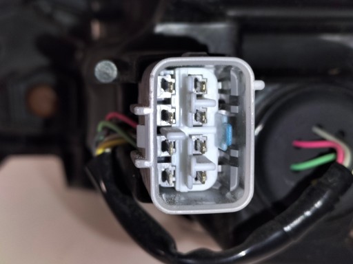 LAMPA FAR PREDNJA DESNA STRANA TOYOTA HILUX 8 VIII REDIZAJN 20- FULL LED