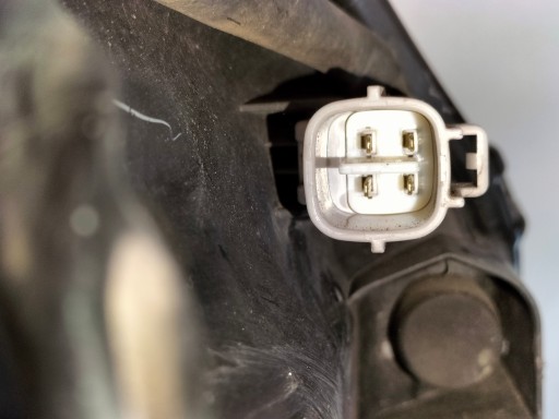 LAMPA FAR PREDNJA LIJEVA STRANA TOYOTA AVENSIS III T27 08-12