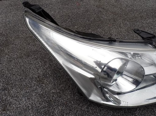 TOYOTA AVENSIS T27 08- FAR DESNA STRANA LAMPA TOYOTA AVENSIS T27 08- FAR DESNA STRANA LAMPA