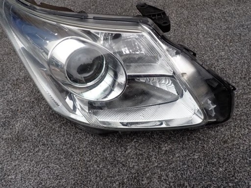 TOYOTA AVENSIS T27 08- FAR DESNA STRANA LAMPA TOYOTA AVENSIS T27 08- FAR DESNA STRANA LAMPA