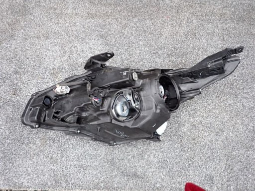 TOYOTA AVENSIS T27 08- FAR DESNA STRANA LAMPA TOYOTA AVENSIS T27 08- FAR DESNA STRANA LAMPA