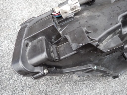 TOYOTA AVENSIS T27 08- FAR DESNA STRANA LAMPA TOYOTA AVENSIS T27 08- FAR DESNA STRANA LAMPA