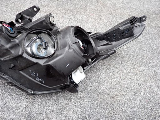 TOYOTA AVENSIS T27 08- FAR DESNA STRANA LAMPA TOYOTA AVENSIS T27 08- FAR DESNA STRANA LAMPA