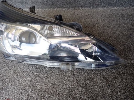 TOYOTA VERSO REDIZAJN 13- FAR DESNA STRANA LAMPA LEČA