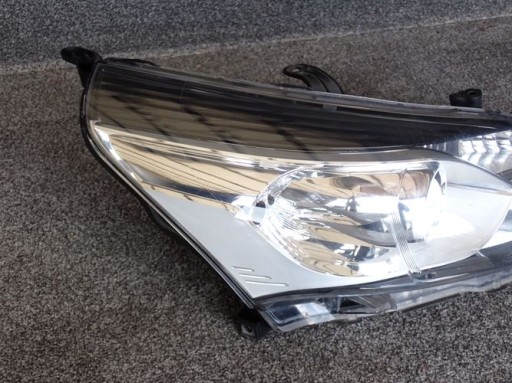 TOYOTA VERSO REDIZAJN 13- FAR DESNA STRANA LAMPA LEČA