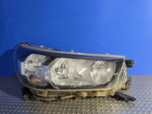 TOYOTA HILUX VIII REDIZAJN OBIČNA LAMPA FAR PREDNJA STRANA DESNA