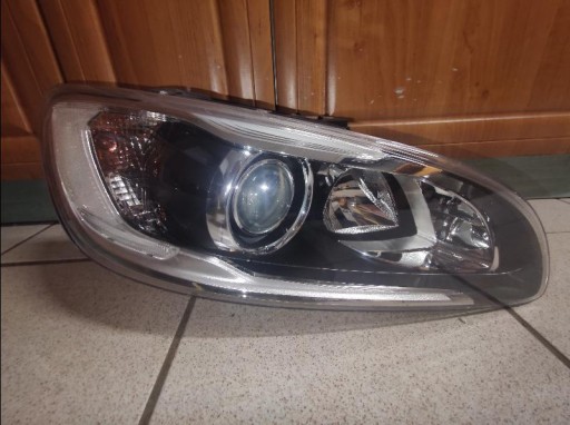 LAMPA FAR PREDNJA STRANA VOLVO S60 V60 REDIZAJN 13- BI-XENON