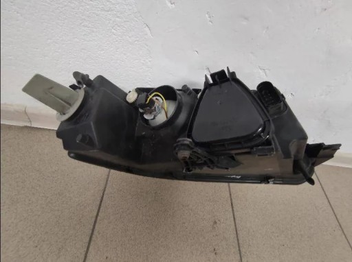 LAMPA FAR PREDNJA STRANA VW PASSAT B5 REDIZAJN 01-05