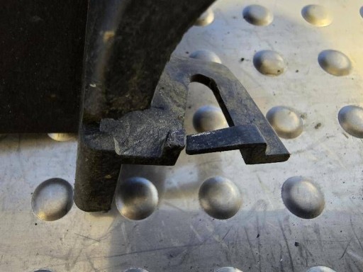 VOLAN ZRAKA POKLOPAC HLADNJAKA DESNA STRANA JAGUAR XF X260 GX6M-17E762-A