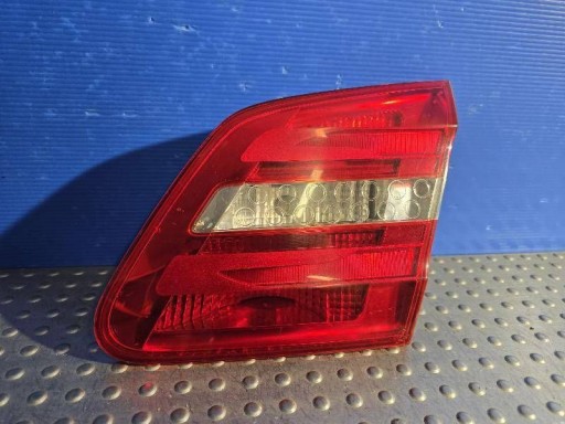 LAMPA FAR ZADNJA W KLAPIE ZADNJI STRANA DESNA MERCEDES-BENZ B W246 A2469066400 LAMPA FAR ZADNJA W KLAPIE ZADNJI STRANA DESNA MERCEDES-BENZ B W246 A2469066400