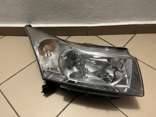 LAMPA FAR PREDNJA STRANA DESNA CHEVROLET CRUZE I 1