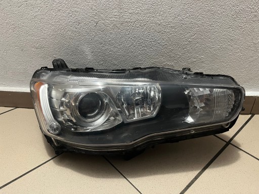 LAMPA FAR PREDNJA STRANA DESNA MITSUBISHI OUTLANDER I 1 REDIZAJN XENON