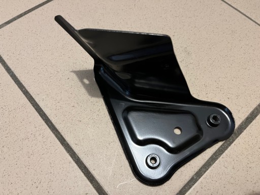 SEAT TOLEDO IV SKODA RAPID NOSAČ BLATOBRANA LIJEVA STRANA