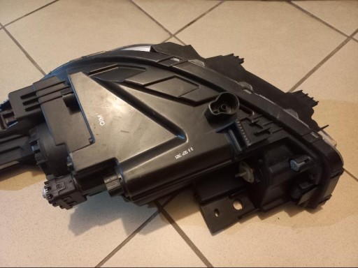 KIA RIO V 5 LAMPA FAR PREDNJA STRANA DESNA KIA RIO V 5 LAMPA FAR PREDNJA STRANA DESNA