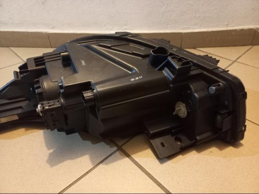 KIA RIO V 5 LAMPA FAR PREDNJA STRANA DESNA KIA RIO V 5 LAMPA FAR PREDNJA STRANA DESNA