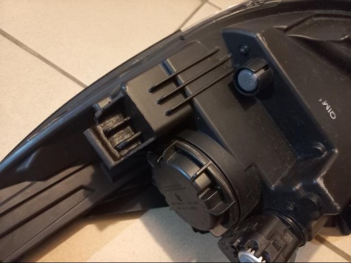 KIA RIO V 5 LAMPA FAR PREDNJA STRANA DESNA KIA RIO V 5 LAMPA FAR PREDNJA STRANA DESNA