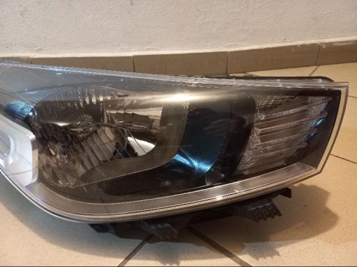KIA RIO V 5 LAMPA FAR PREDNJA STRANA DESNA KIA RIO V 5 LAMPA FAR PREDNJA STRANA DESNA