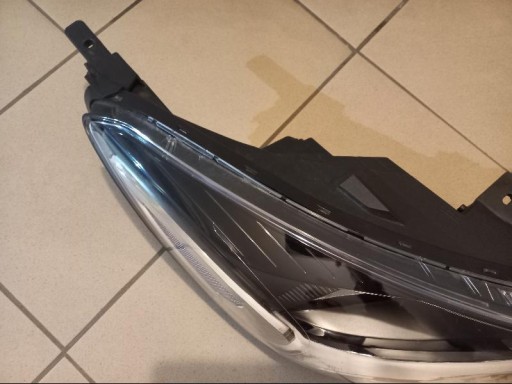 KIA RIO V 5 LAMPA FAR PREDNJA STRANA DESNA KIA RIO V 5 LAMPA FAR PREDNJA STRANA DESNA