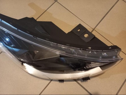 KIA RIO V 5 LAMPA FAR PREDNJA STRANA DESNA KIA RIO V 5 LAMPA FAR PREDNJA STRANA DESNA
