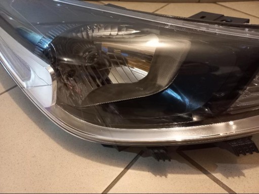 KIA RIO V 5 LAMPA FAR PREDNJA STRANA DESNA KIA RIO V 5 LAMPA FAR PREDNJA STRANA DESNA