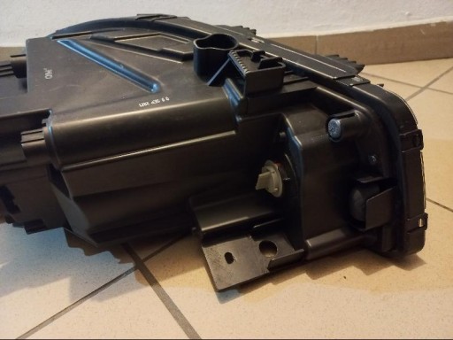 KIA RIO V 5 LAMPA FAR PREDNJA STRANA DESNA KIA RIO V 5 LAMPA FAR PREDNJA STRANA DESNA