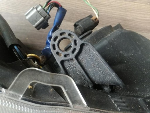 SUBARU LEGACY OUTBACK XENON LAMPA FAR PREDNJA STRANA DESNA SUBARU LEGACY OUTBACK XENON LAMPA FAR PREDNJA STRANA DESNA