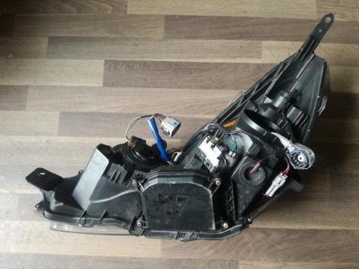 SUBARU LEGACY OUTBACK XENON LAMPA FAR PREDNJA STRANA DESNA SUBARU LEGACY OUTBACK XENON LAMPA FAR PREDNJA STRANA DESNA