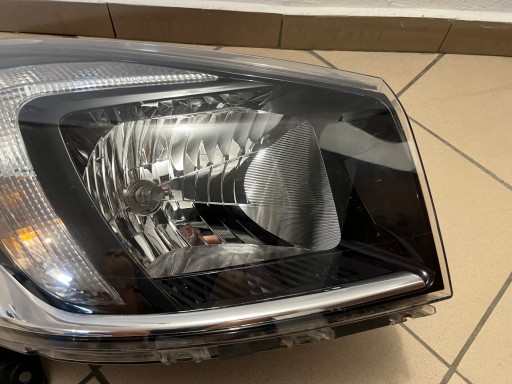 RENAULT TRAFIC III 3 OPEL VIVARO LAMPA FAR PREDNJA STRANA DESNA 260104643R